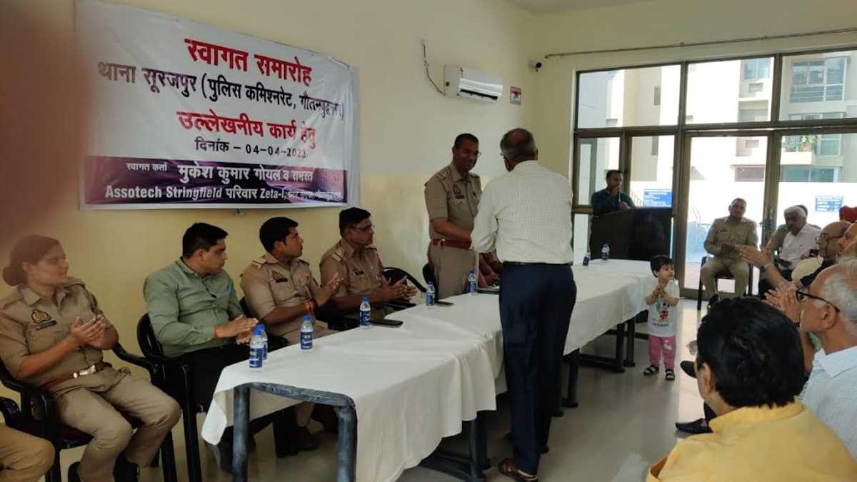 दस लाख की चोरी का खुलासा करने वाले पुलिसकर्मियों को किया सम्मानित’